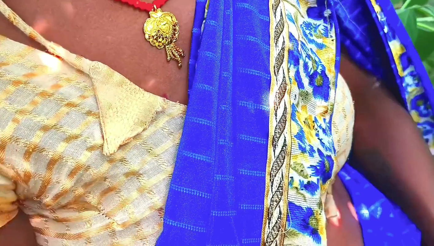 Jungal me Mangal karne gai Suman ko khet walo ne khet me pakar ke chod Diya Suman chikhti chilati Rahi fir bhi nahi chhora