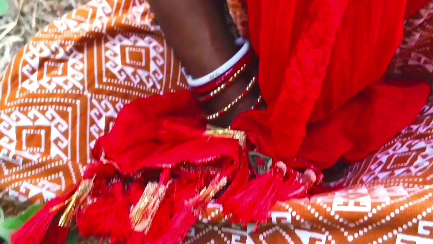 Khet ghumne gai Malkin ko mazdur ne khet me hi patak ke pel Diya Malkin chilat rehgai koi nahi aaya