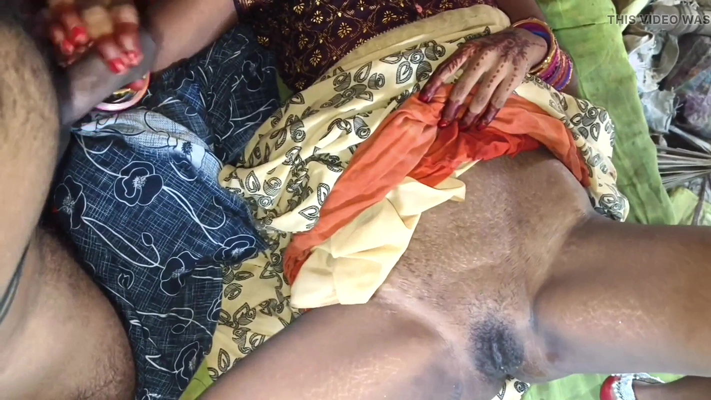 Suman hot girlfriend apne boyfriend ke samne chut me kela dal ke hard sex videos banai (hindi audio)