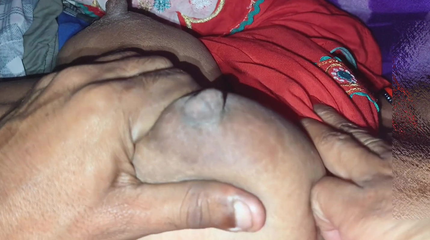 Suman ko rat me boobs se dhoodh nikal ke aur kamar me kala dhaga bandh ke raat bhar pela