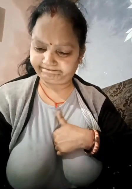 NAUGHTY DESI INDIAN AUNTY SHOWING OFF HUMONGOUS NATURAL TITIES