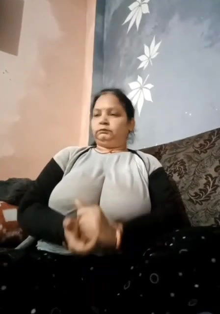 NAUGHTY DESI INDIAN AUNTY SHOWING OFF HUMONGOUS NATURAL TITIES