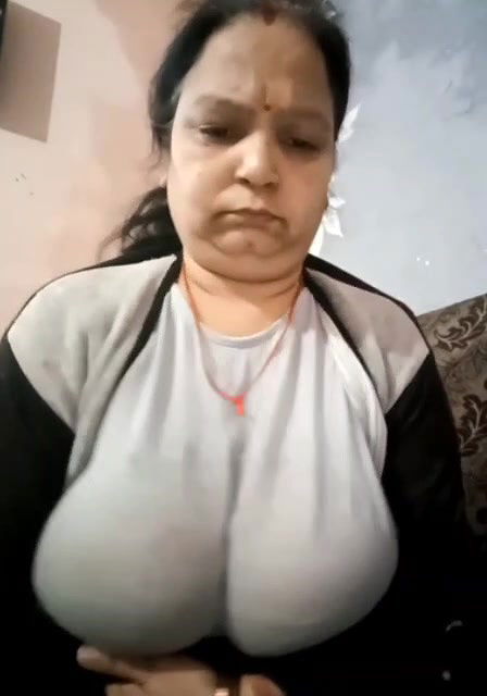 NAUGHTY DESI INDIAN AUNTY SHOWING OFF HUMONGOUS NATURAL TITIES