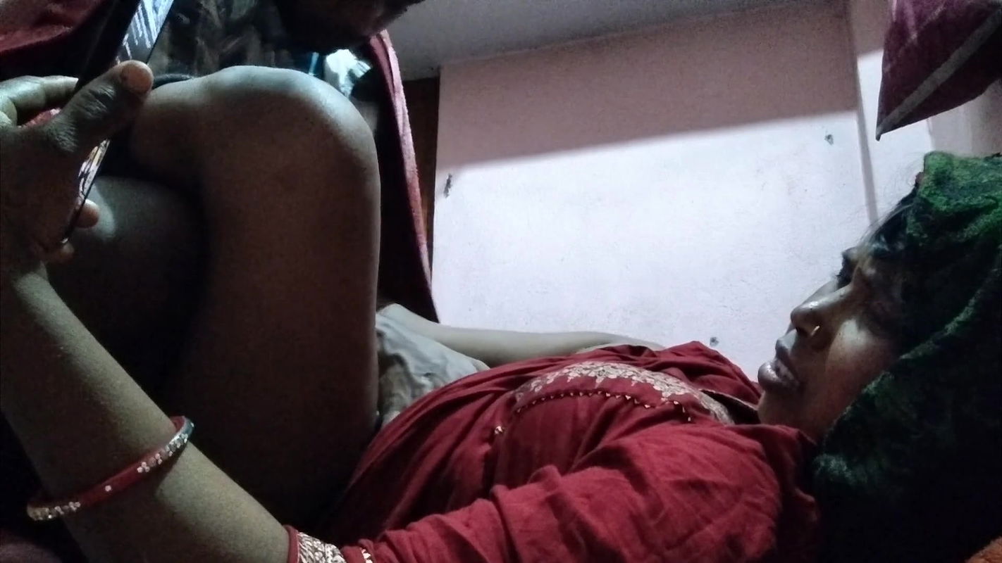 Andheri Raat Mein Mousi Jaan Ko Chumi Leke Choda