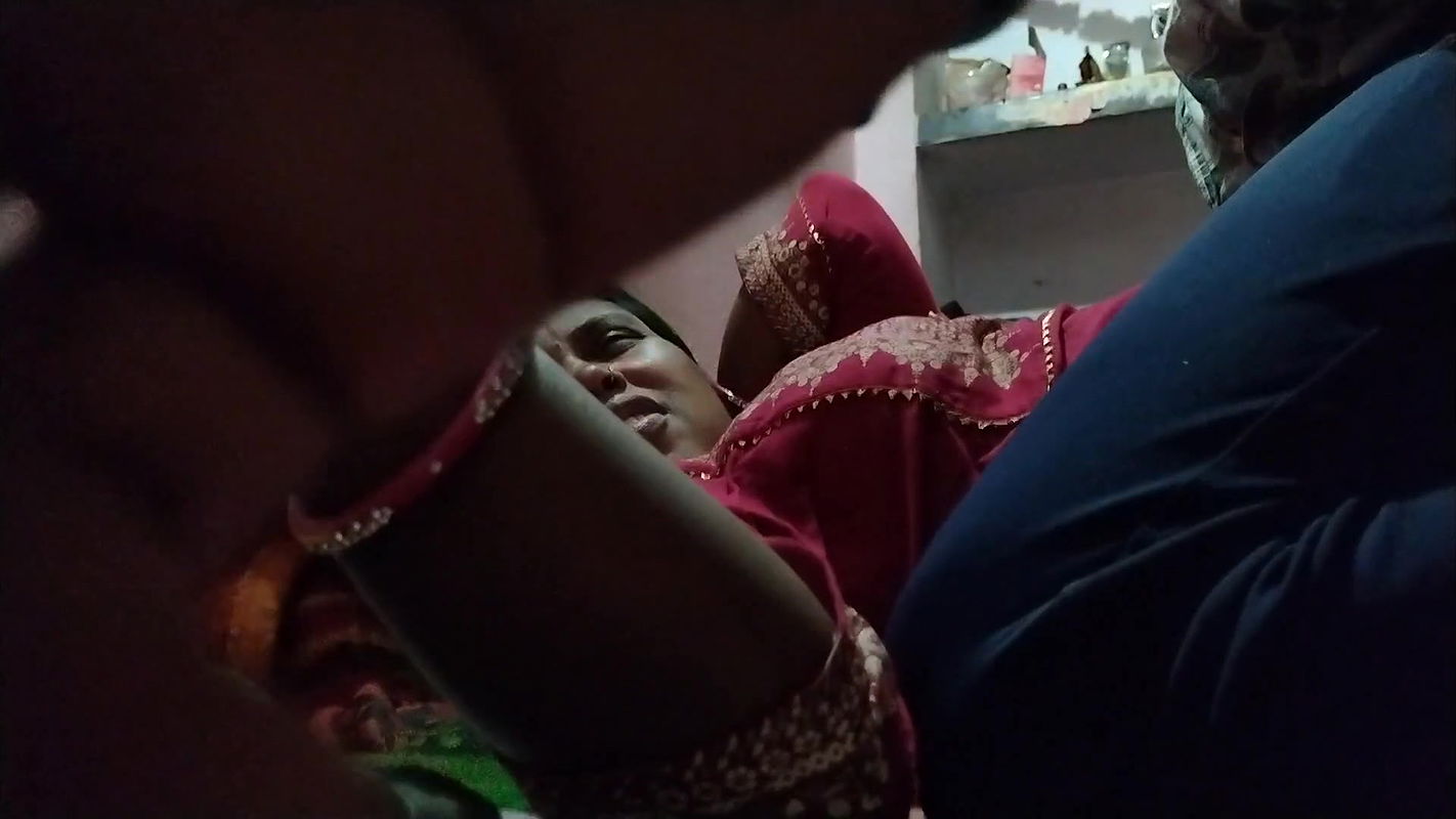 Andheri Raat Mein Mousi Jaan Ko Chumi Leke Choda