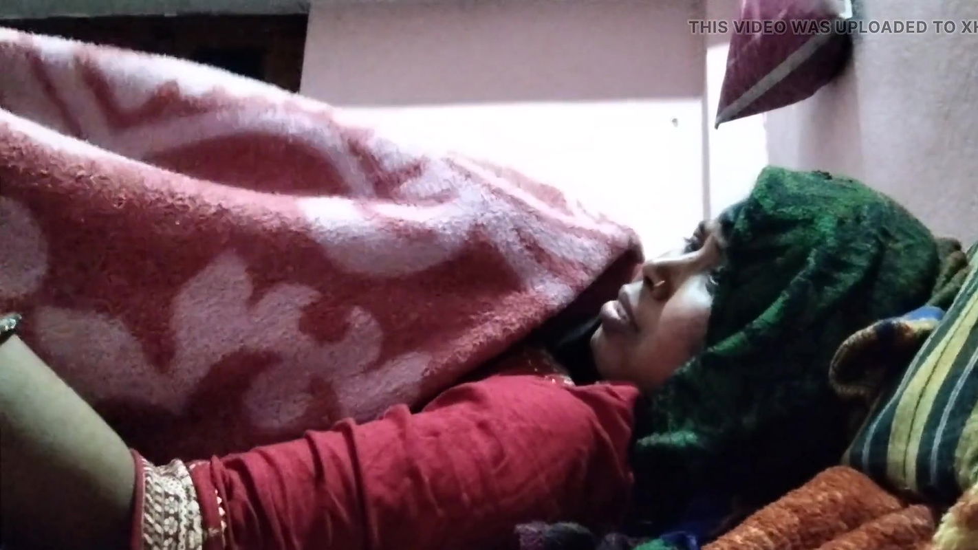 Andheri Raat Mein Mousi Jaan Ko Chumi Leke Choda