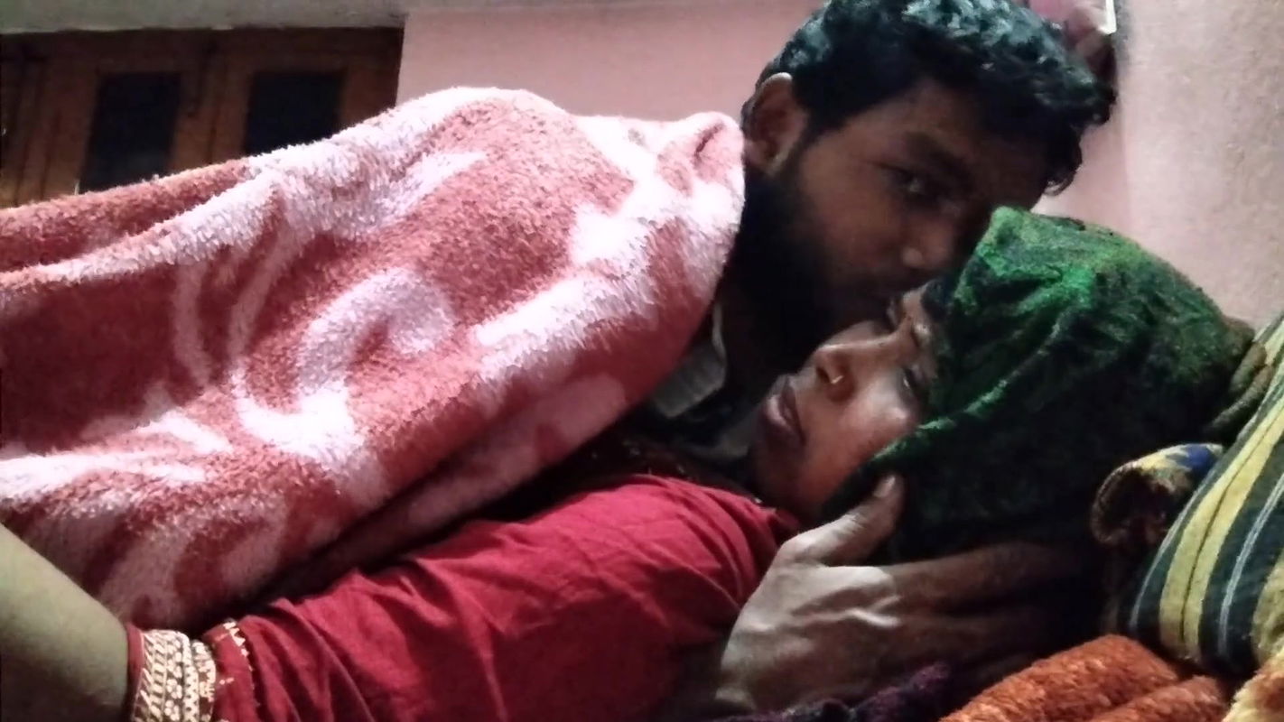 Andheri Raat Mein Mousi Jaan Ko Chumi Leke Choda