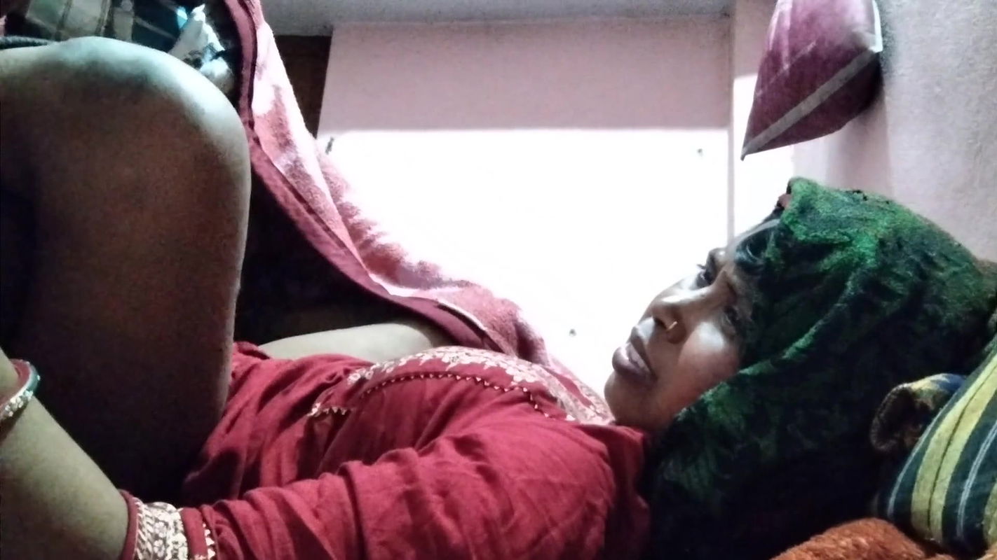 Andheri Raat Mein Mousi Jaan Ko Chumi Leke Choda