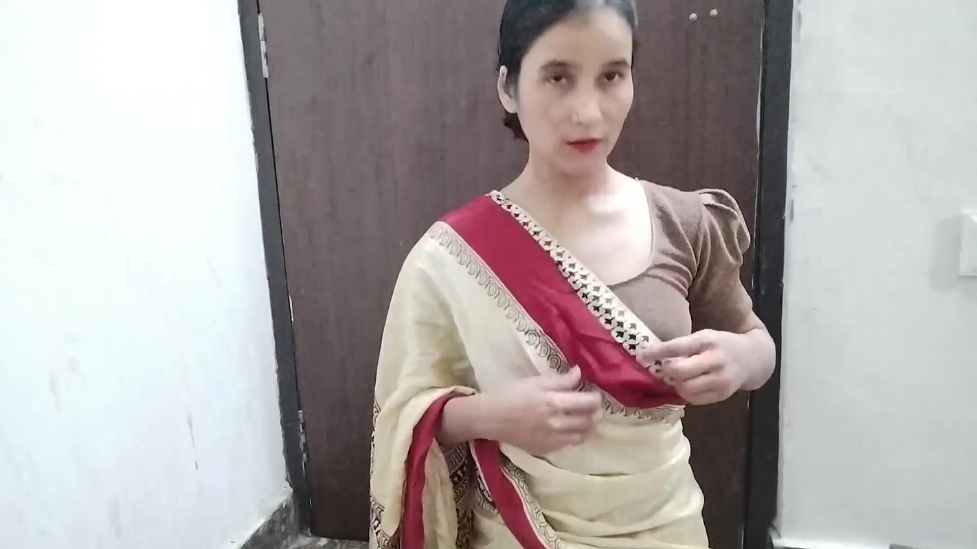 Saree bali bhabhi ne apni chut dikhaya