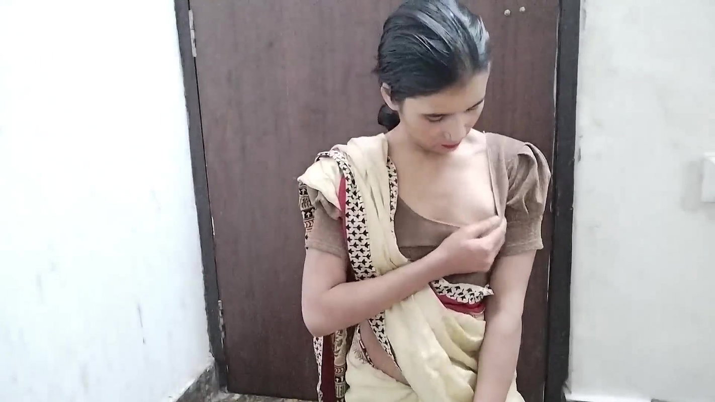 Saree bali bhabhi ne apni chut dikhaya