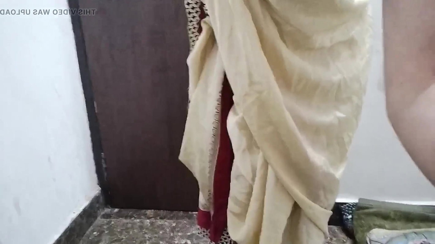 Saree bali bhabhi ne apni chut dikhaya