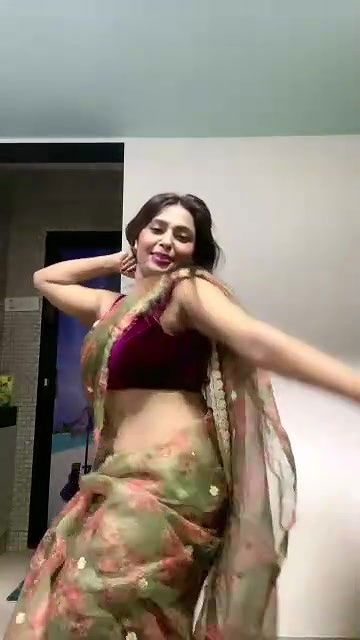 Desi sexy bhabi hot dance with saree