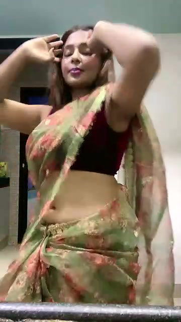 Desi sexy bhabi hot dance with saree