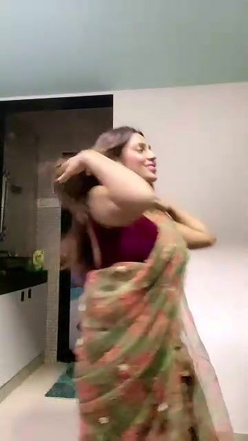 Desi sexy bhabi hot dance with saree