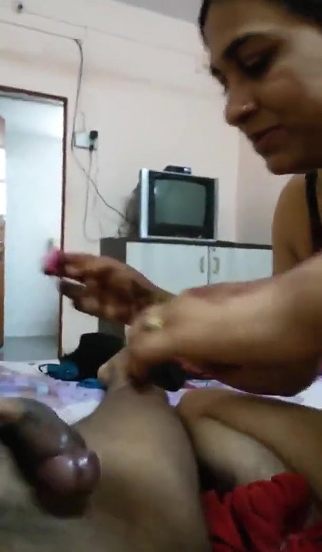 Bhabhi Kissing dikBefore puting Cond0m