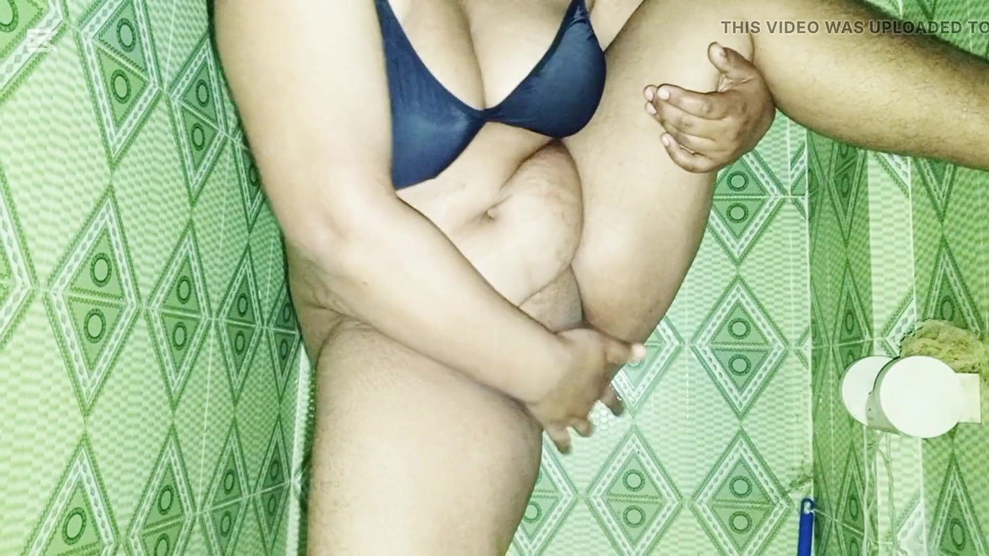 Desi newly married girl enjoy her boyfriend by hard fingering and faking in bathroom