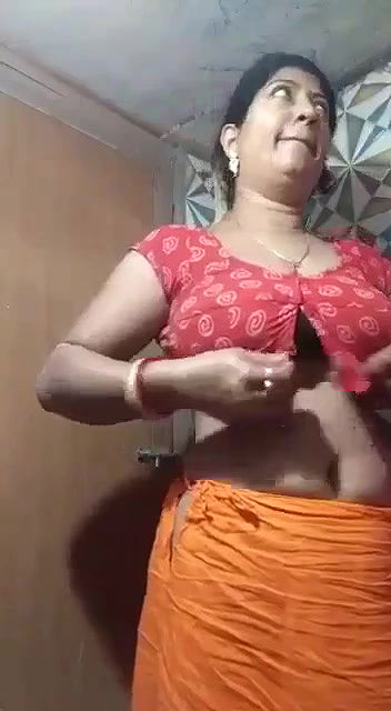 Sexy Milf Bhabhi Making Nude Bathing Video
