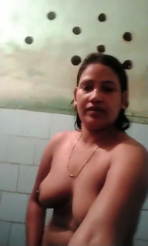 Desi Bhabhi Shows Her Boobs