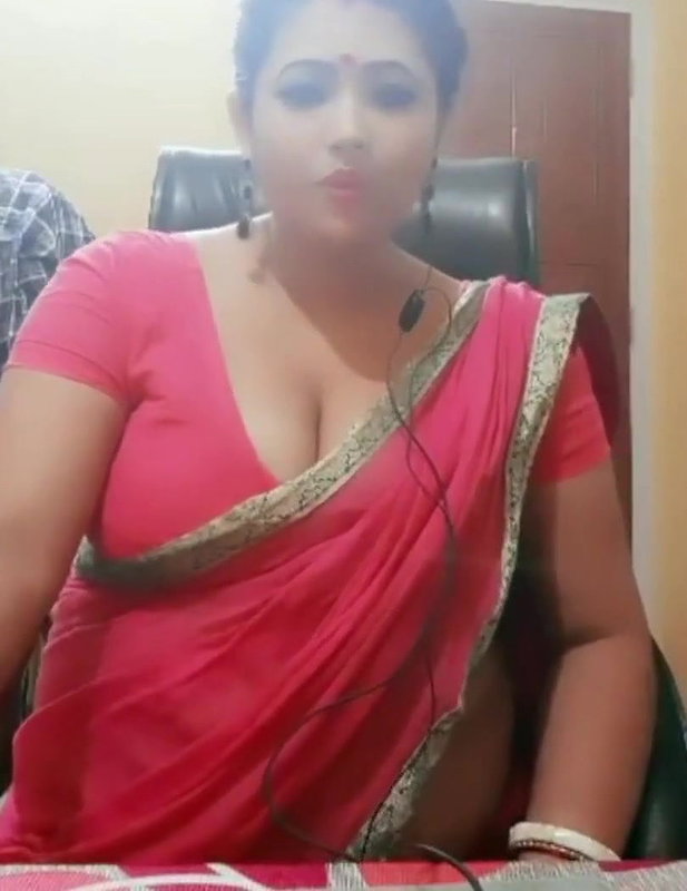 Desi soooo hooot married Aunty in Red saree wat a Figure