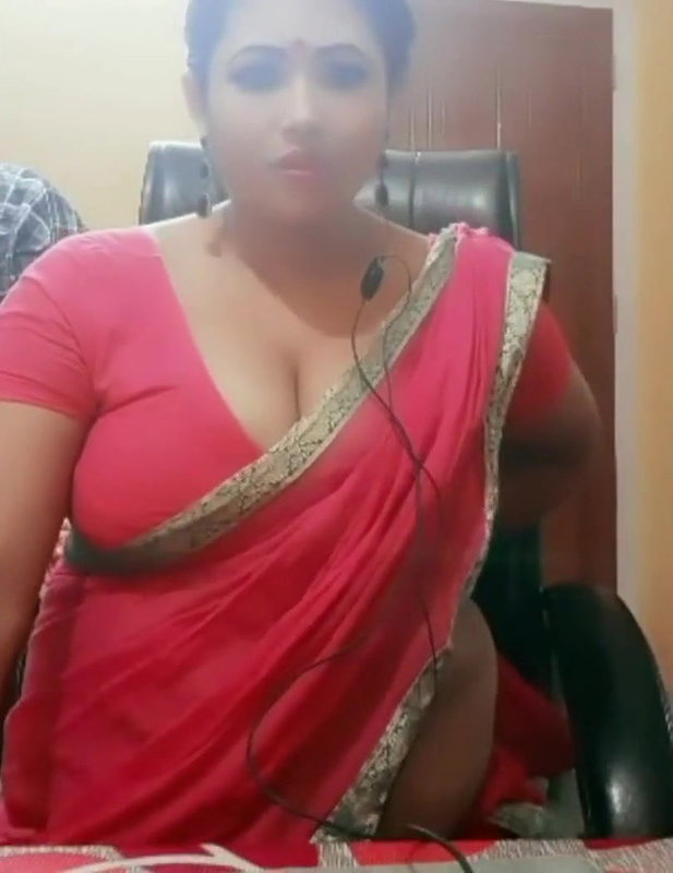 Desi soooo hooot married Aunty in Red saree wat a Figure