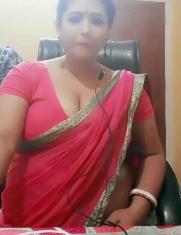 Desi soooo hooot married Aunty in Red saree wat a Figure