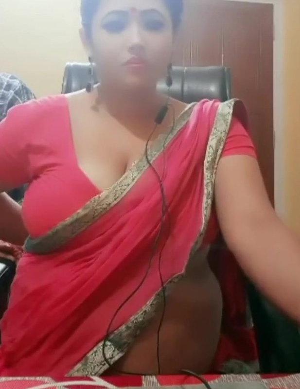 Desi soooo hooot married Aunty in Red saree wat a Figure