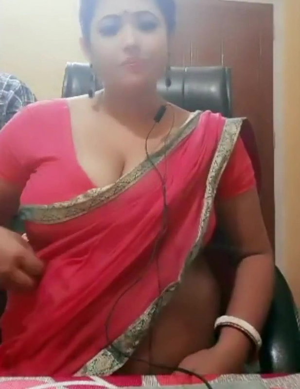 Desi soooo hooot married Aunty in Red saree wat a Figure
