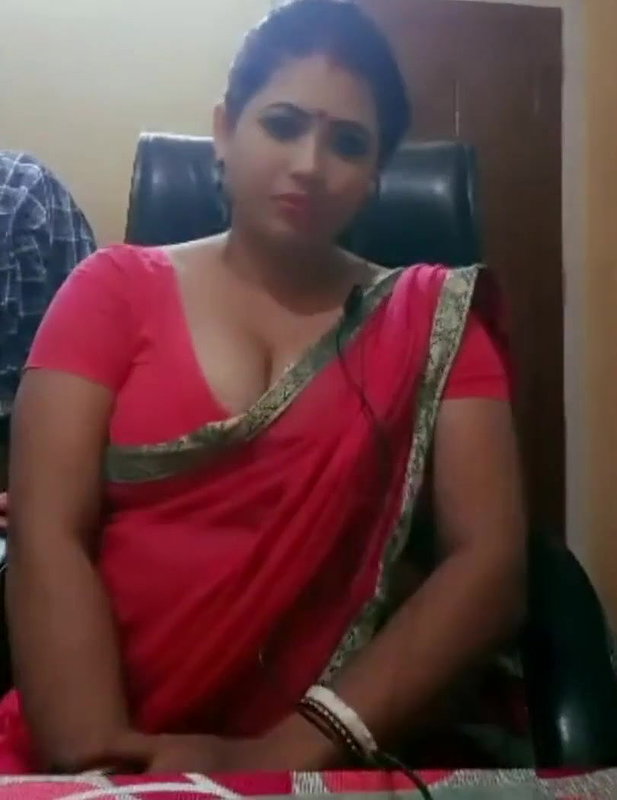 Desi soooo hooot married Aunty in Red saree wat a Figure