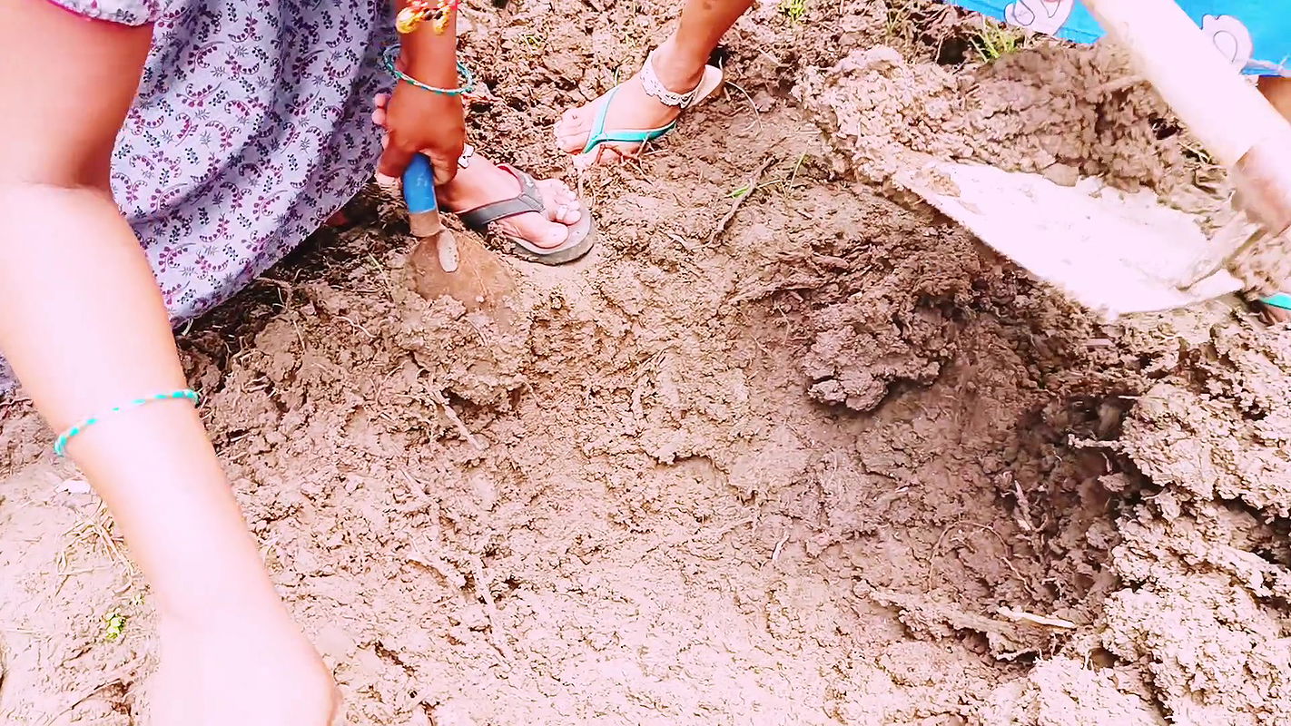 Indian Villege Trójka. A village creating maids, sister, fucking the owner of the earth. Telugu, dirty conversations.