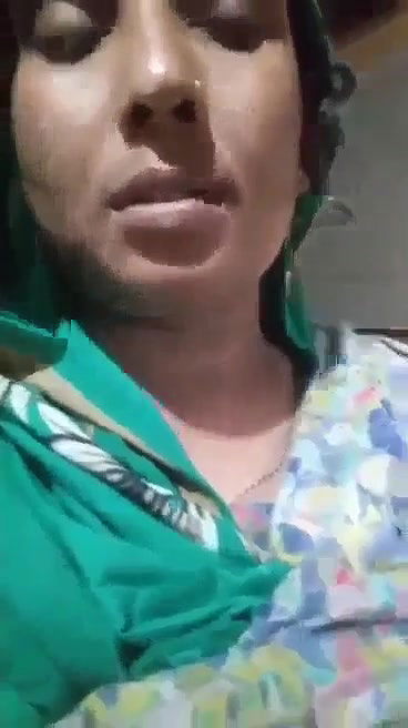 Desi beauty showing big boobs and pusssy