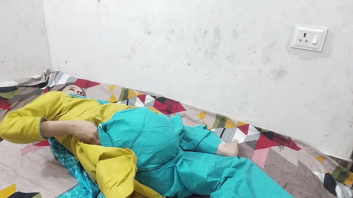 Sali apne chut me finger dal rhi thi jija pakar liye chor kar pani nikal diya