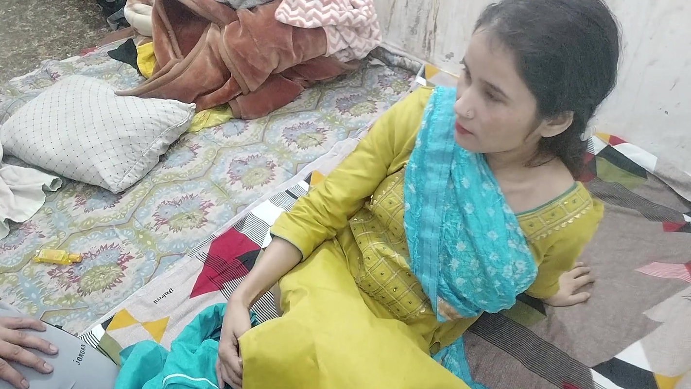 Sali apne chut me finger dal rhi thi jija pakar liye chor kar pani nikal diya