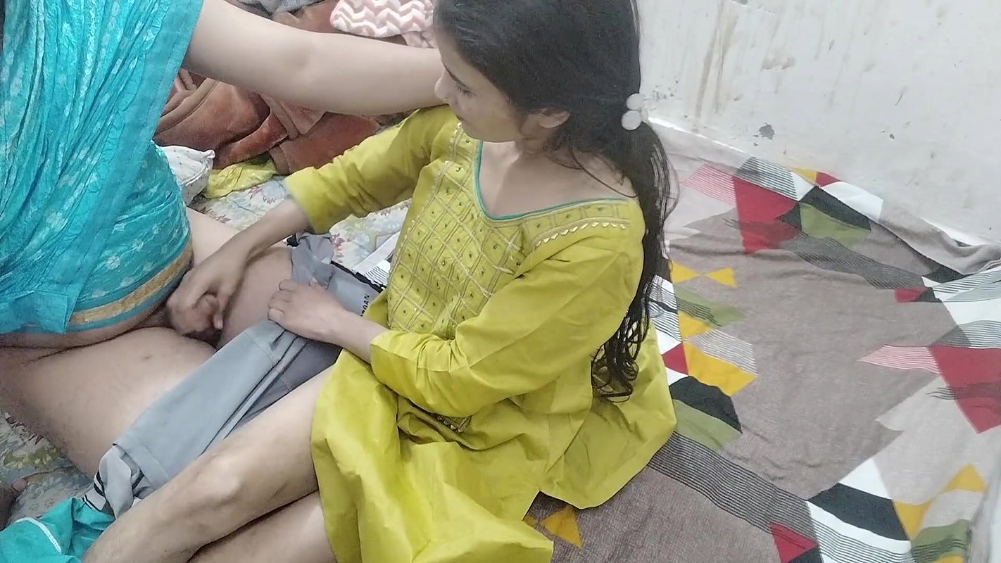 Sali apne chut me finger dal rhi thi jija pakar liye chor kar pani nikal diya