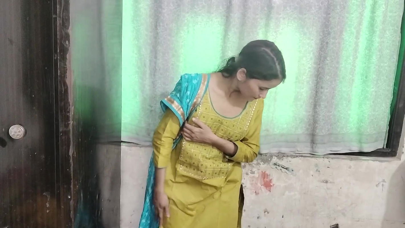 Rahul bhabhi ko dekh kar hila rha tha bhabhi ne pakar liya