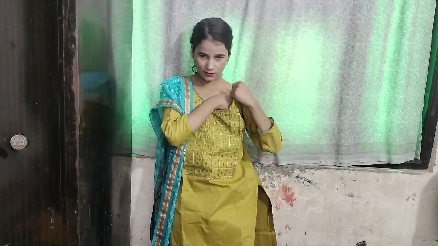 Rahul bhabhi ko dekh kar hila rha tha bhabhi ne pakar liya