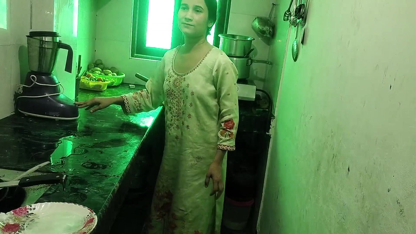 Desi naukrani ko Malik ne kitchen me land chusbaya