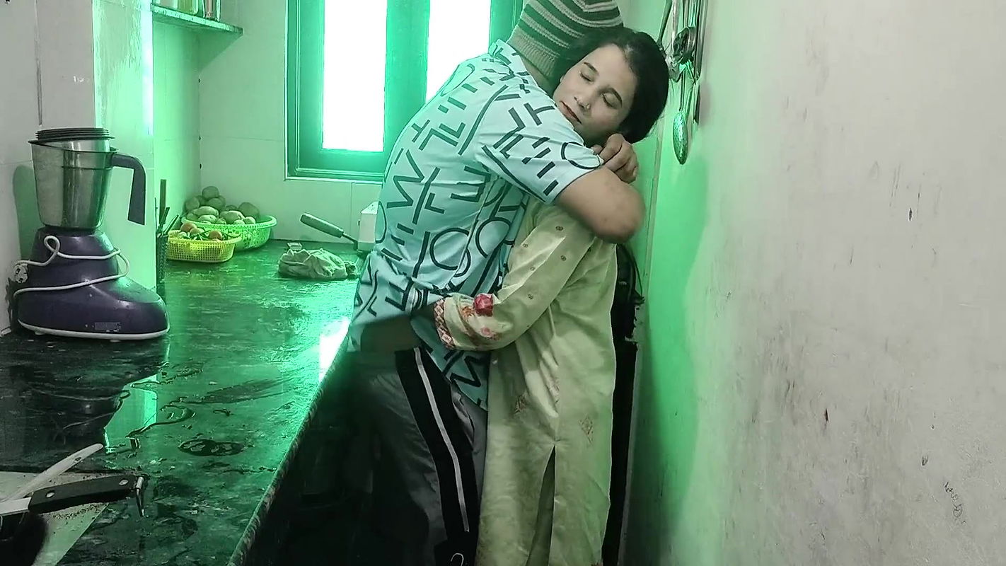 Desi naukrani ko Malik ne kitchen me land chusbaya