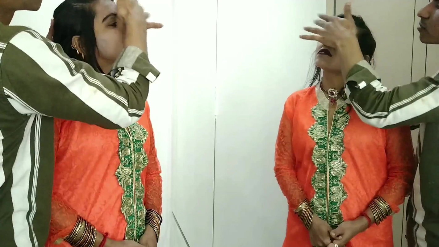 Badi stepsister ko makeup karte karte pel diya