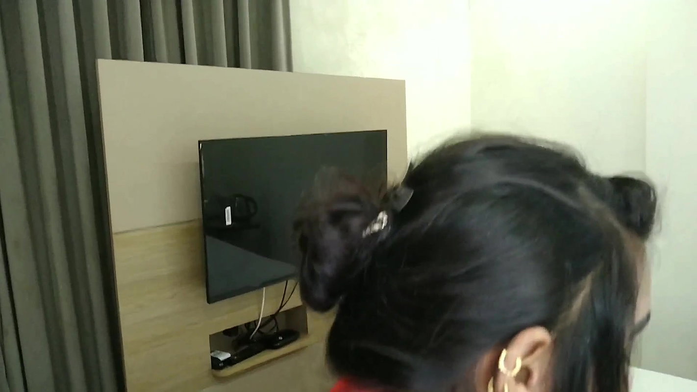 Badi stepsister ko makeup karte karte pel diya