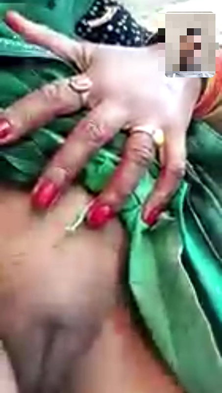 Desi village ki bhabhi apne lover ko video call pe gand aur chut dikha