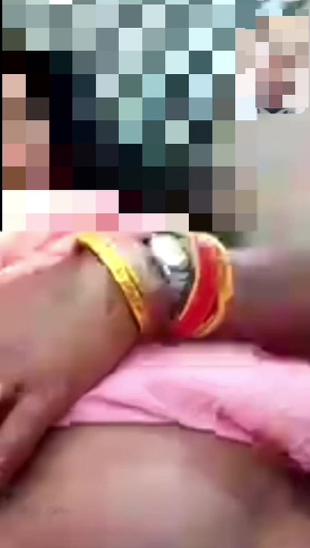 Desi village ki bhabhi apne lover ko video call pe gand aur chut dikha
