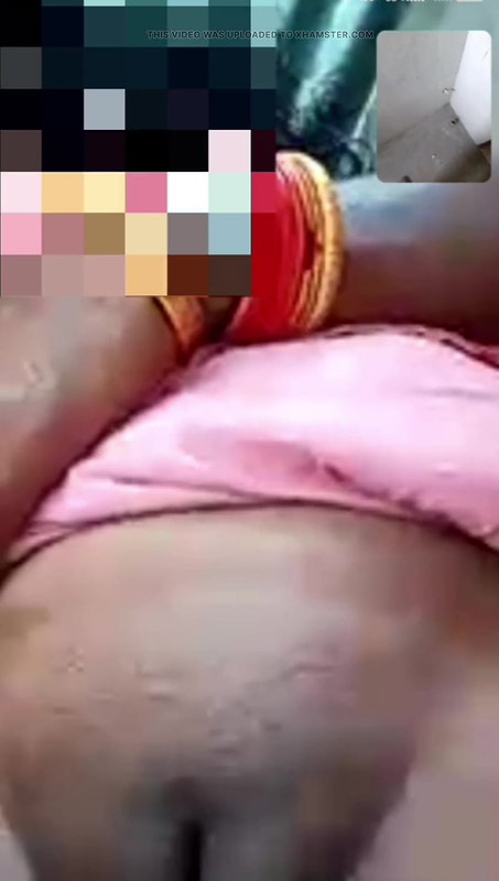 Desi village ki bhabhi apne lover ko video call pe gand aur chut dikha