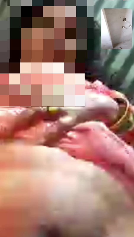 Desi village ki bhabhi apne lover ko video call pe gand aur chut dikha