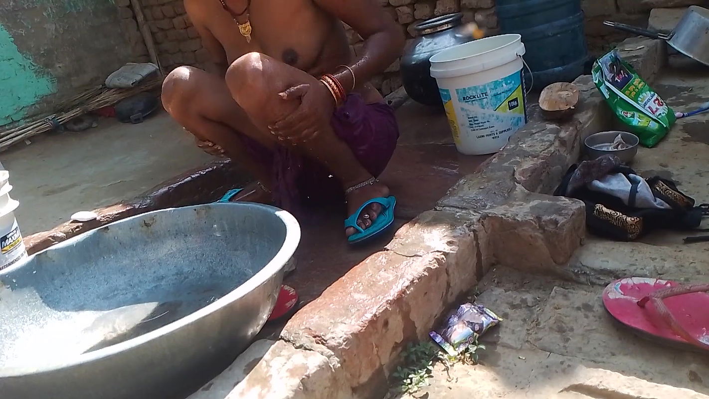 Desi bhabhi bathing and washing the