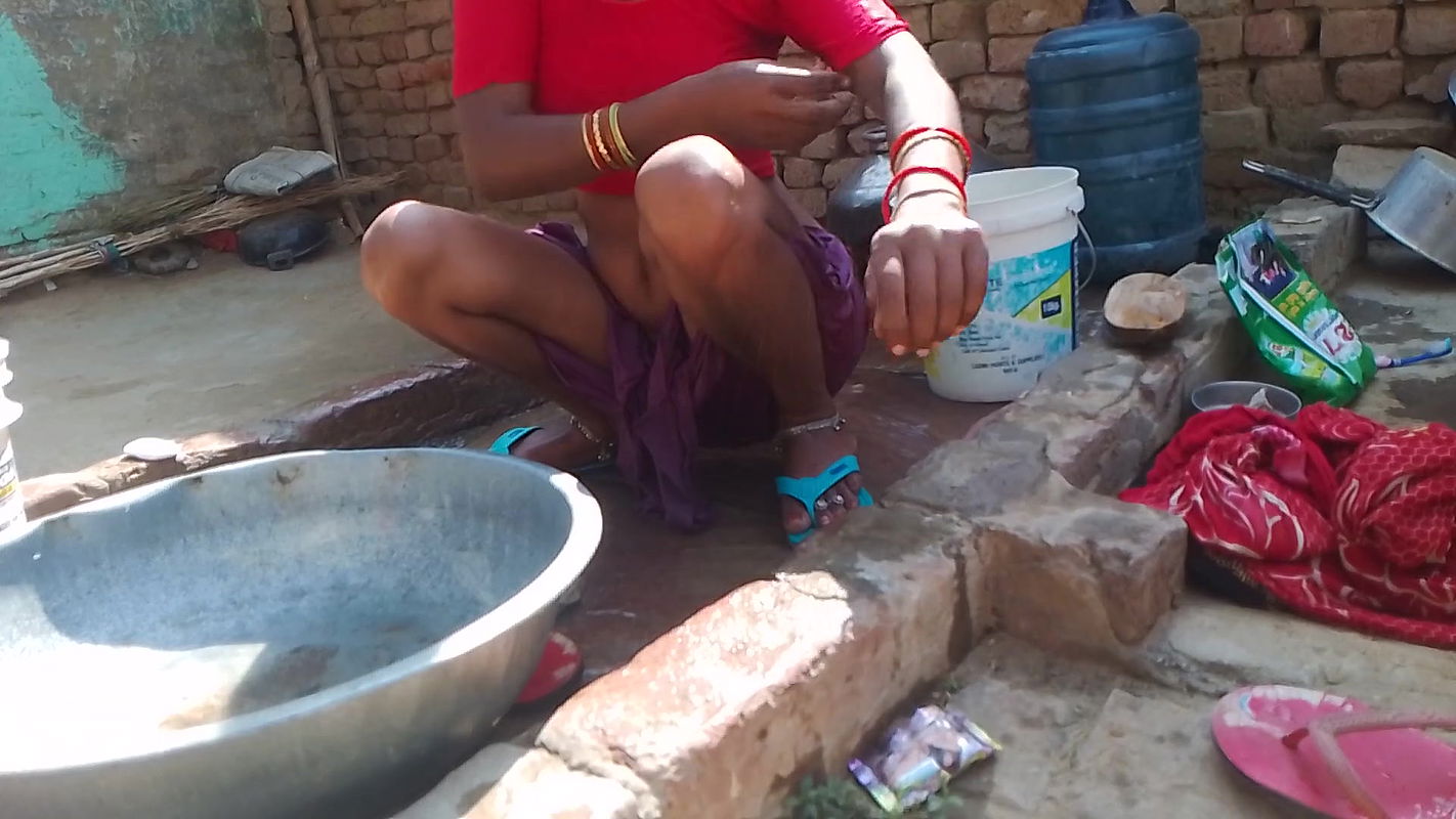 Desi bhabhi bathing and washing the