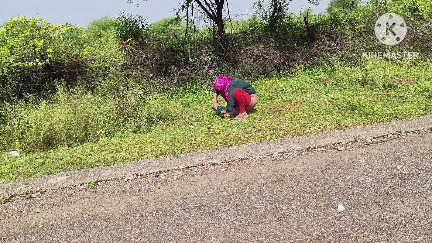 Outdoor sex with desi Indian girl Meko dar lag rhaa hai jaldi chalo yaha se