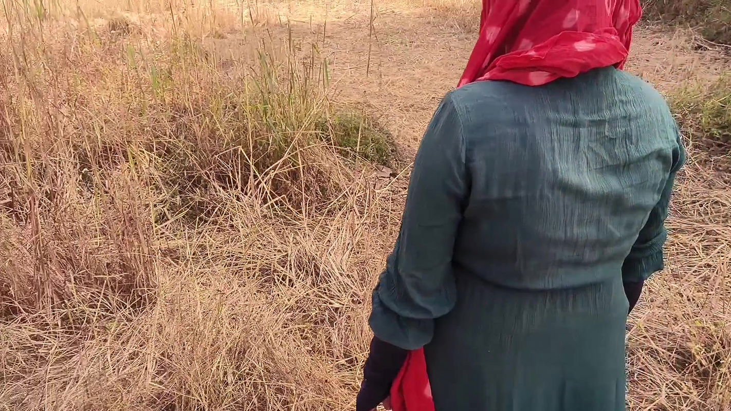 Indian village bhabhi fucked outdoors Hindi sex video