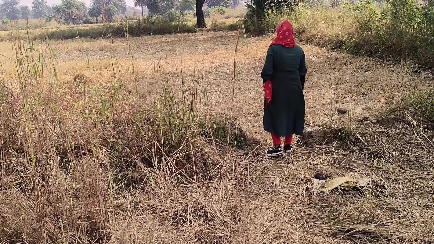 Indian village bhabhi fucked outdoors Hindi sex video