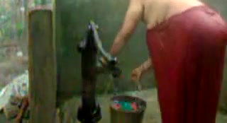 bbw indian bhabhi takinghower from pump