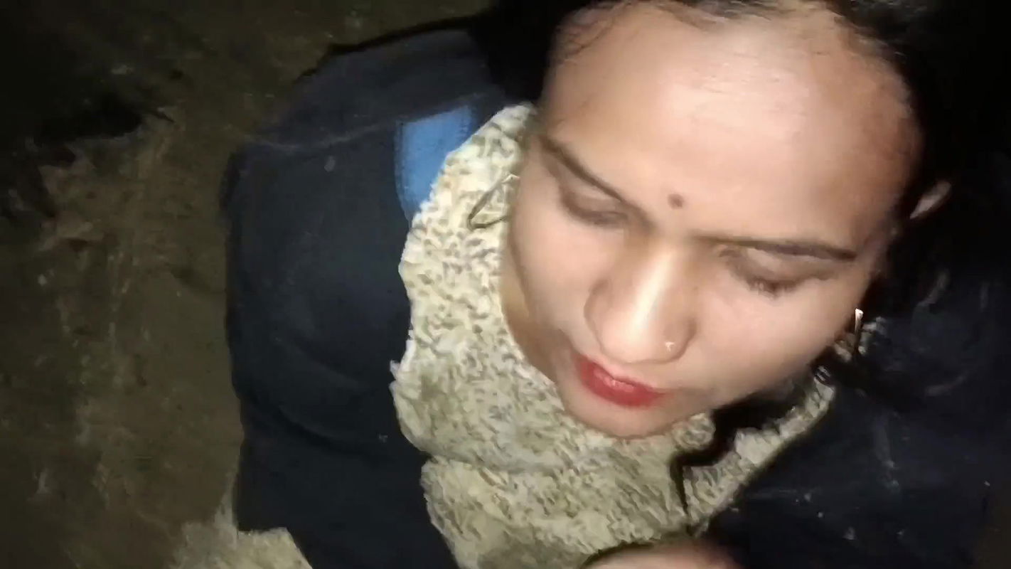 Fan demand video fuck near Railway track